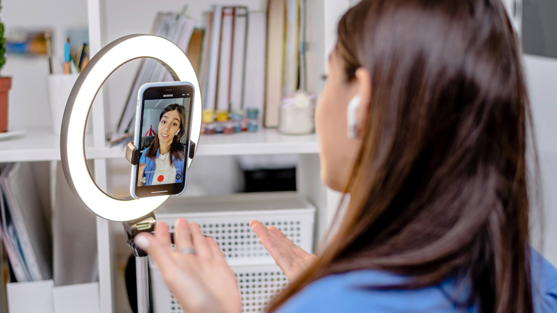 An influencers hosts an Instagram Live in front of a ring light