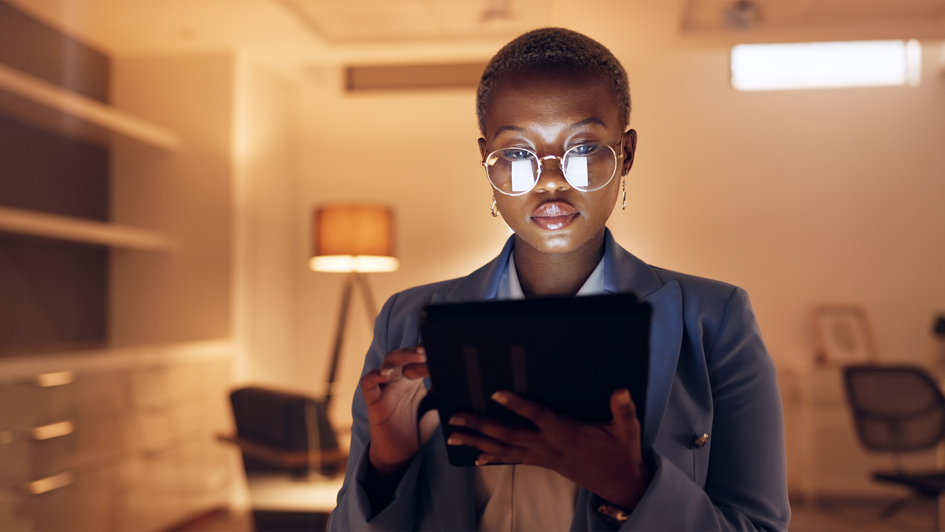 A woman on her iPad showing B2B content marketing tips