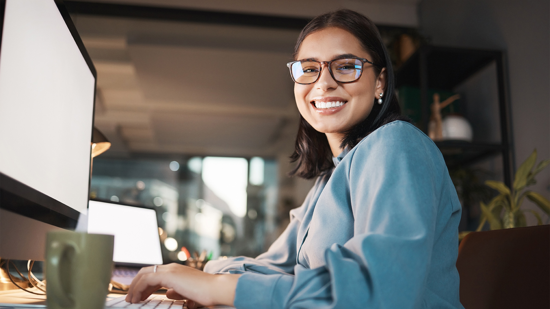 A woman smiling at the camera showing email marketing tips